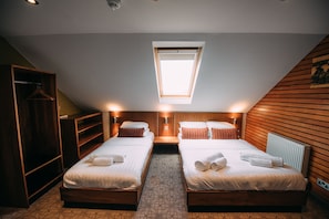 Standard Triple Room | Premium bedding, desk, free WiFi, bed sheets - The Commercial Hotel (Wishaw)