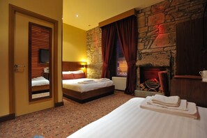 Premium bedding, desk, free WiFi, bed sheets - The Commercial Hotel (Wishaw)