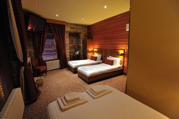 Habitación cuádruple estándar | Ropa de cama de alta calidad, escritorio, wifi gratis y ropa de cama