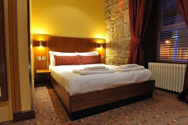 Dobbeltrom – standard, 1 dobbeltseng | Sengetøy av topp kvalitet, skrivebord, wi-fi (inkludert) og sengetøy