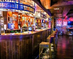 Serves lunch and dinner - The Commercial Hotel (Wishaw)