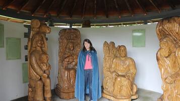 Une personne se tient devant une série de sculptures en bois.