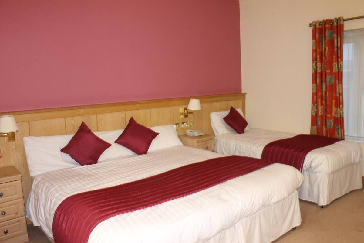 triple room | individually decorated, individually furnished, desk, soundproofing