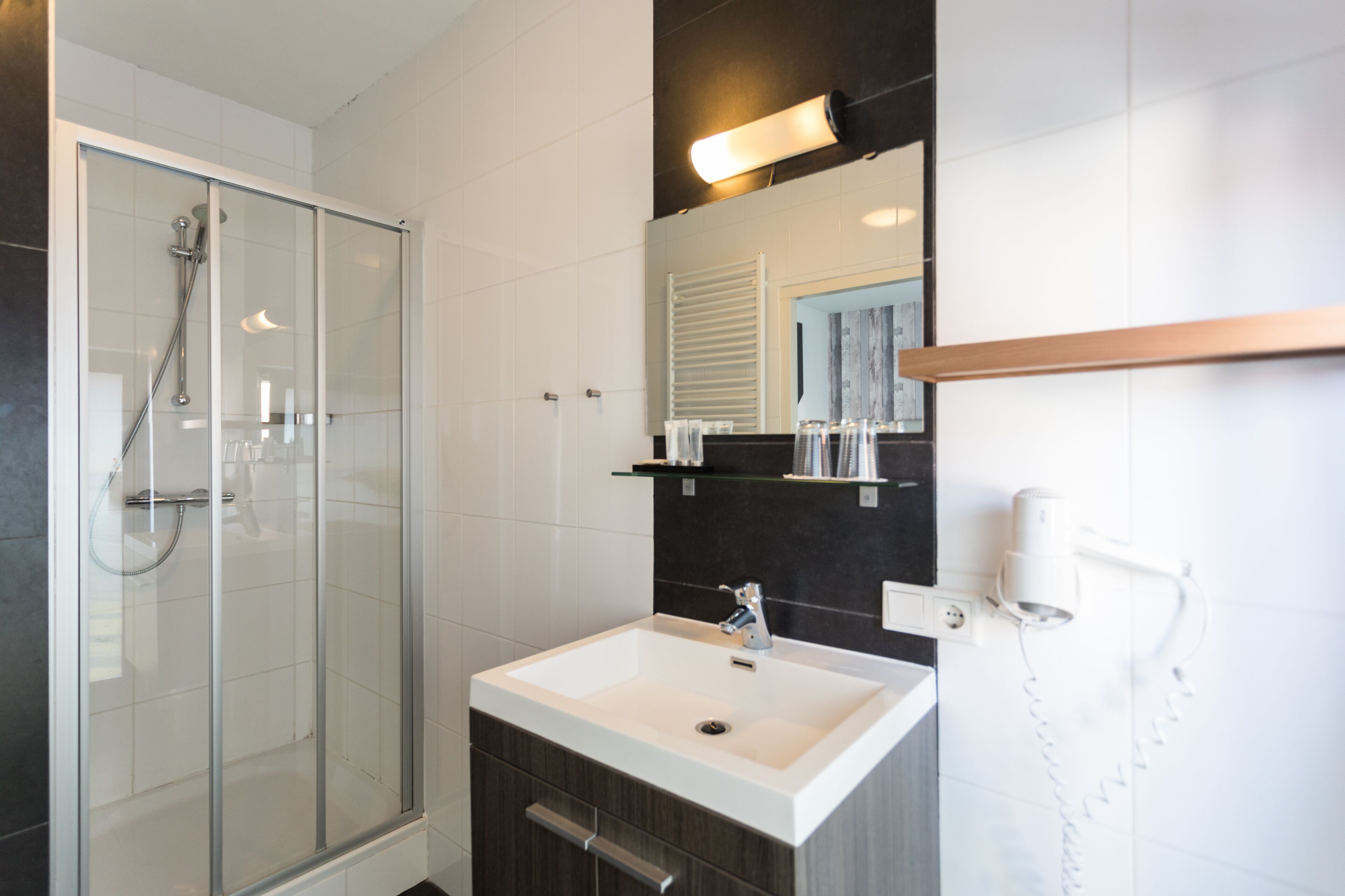 shower, free toiletries, hair dryer, towels