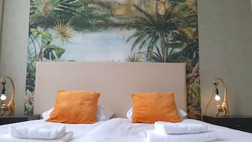 Frigobar, cofres nos quartos, escrivaninha, quartos à prova de som