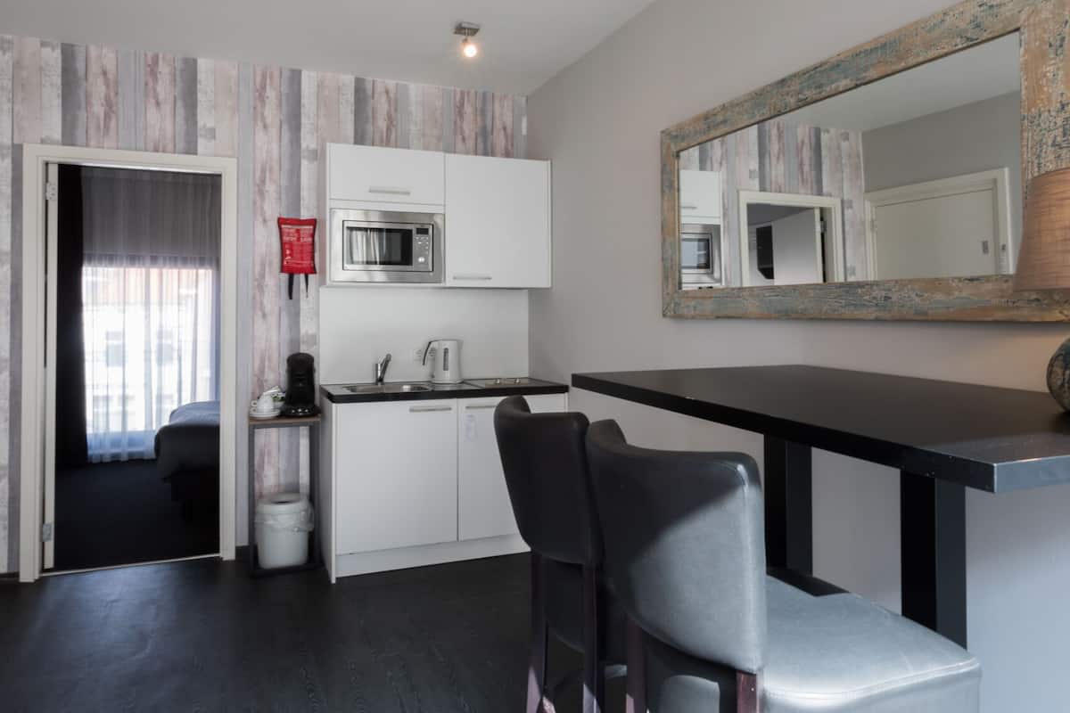 deluxe suite | private kitchen | coffee/tea maker, electric kettle