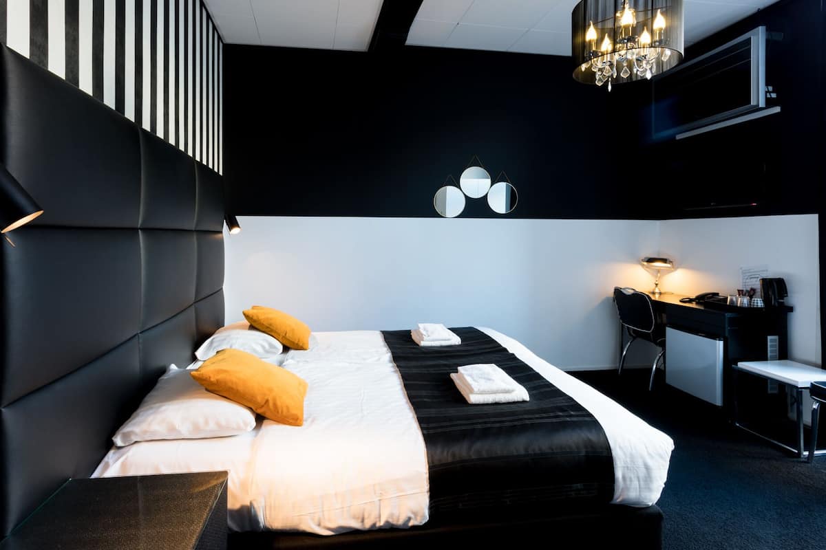 deluxe double room | 1 bedroom, minibar, in-room safe, desk