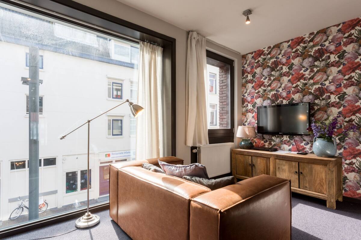 En 15-tommers Flatskjerm-TV med kabel-kanaler samt TV