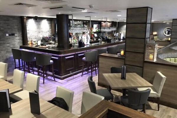 2 bars/lounges, cocktail bar