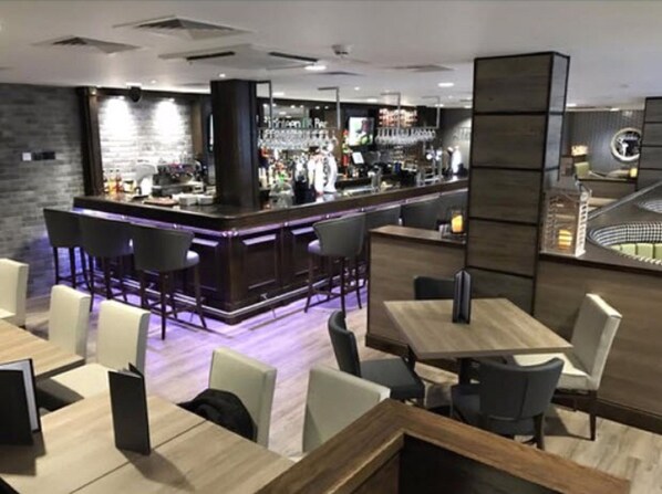 2 bars/lounges, cocktail bar