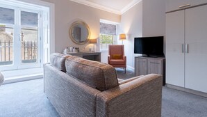 Tabla de planchar con plancha, wifi gratis y muebles diferentes 