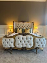 Escritorio, tabla de planchar con plancha, wifi gratis y ropa de cama 