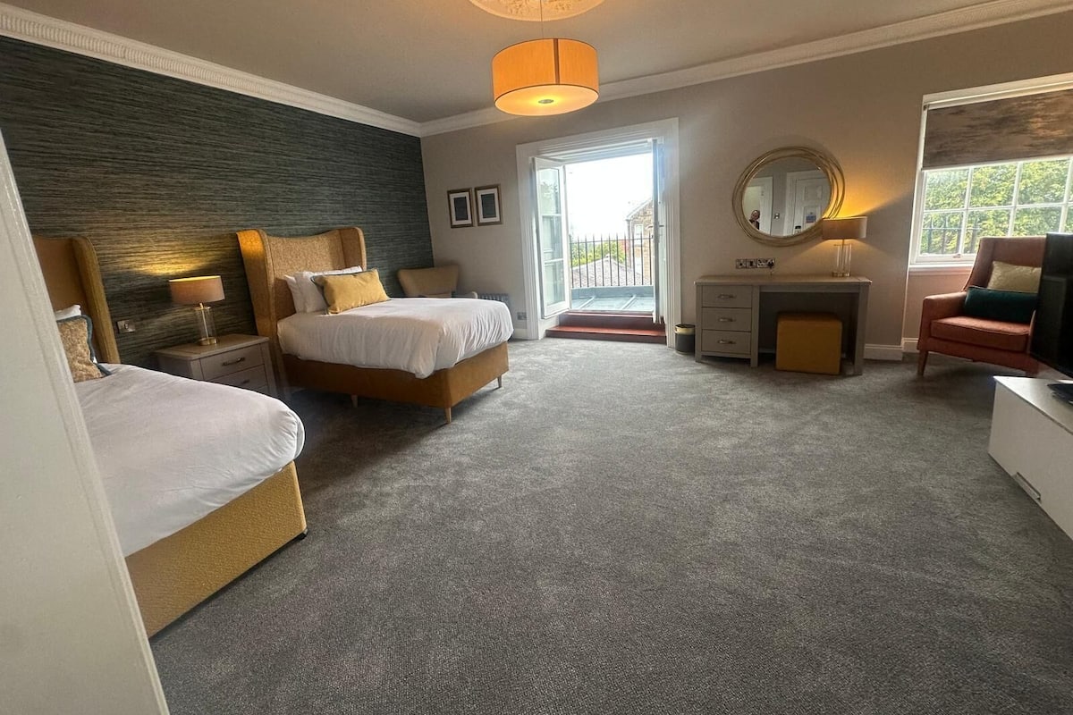 Chambre Deluxe avec lits jumeaux | 1 chambre, bureau, fer et planche Ă repasser, Wi-Fi gratuit