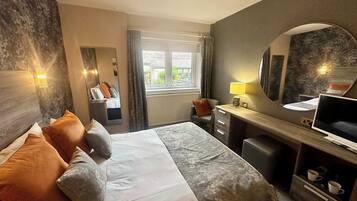 Superior tweepersoonskamer | Een bureau, een strijkplank/strijkijzer, gratis wifi, beddengoed