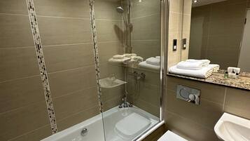 Apartemen Standar, 1 Tempat Tidur Double | Kamar mandi | Kombinasi shower/bathtub, pengering rambut, dan handuk