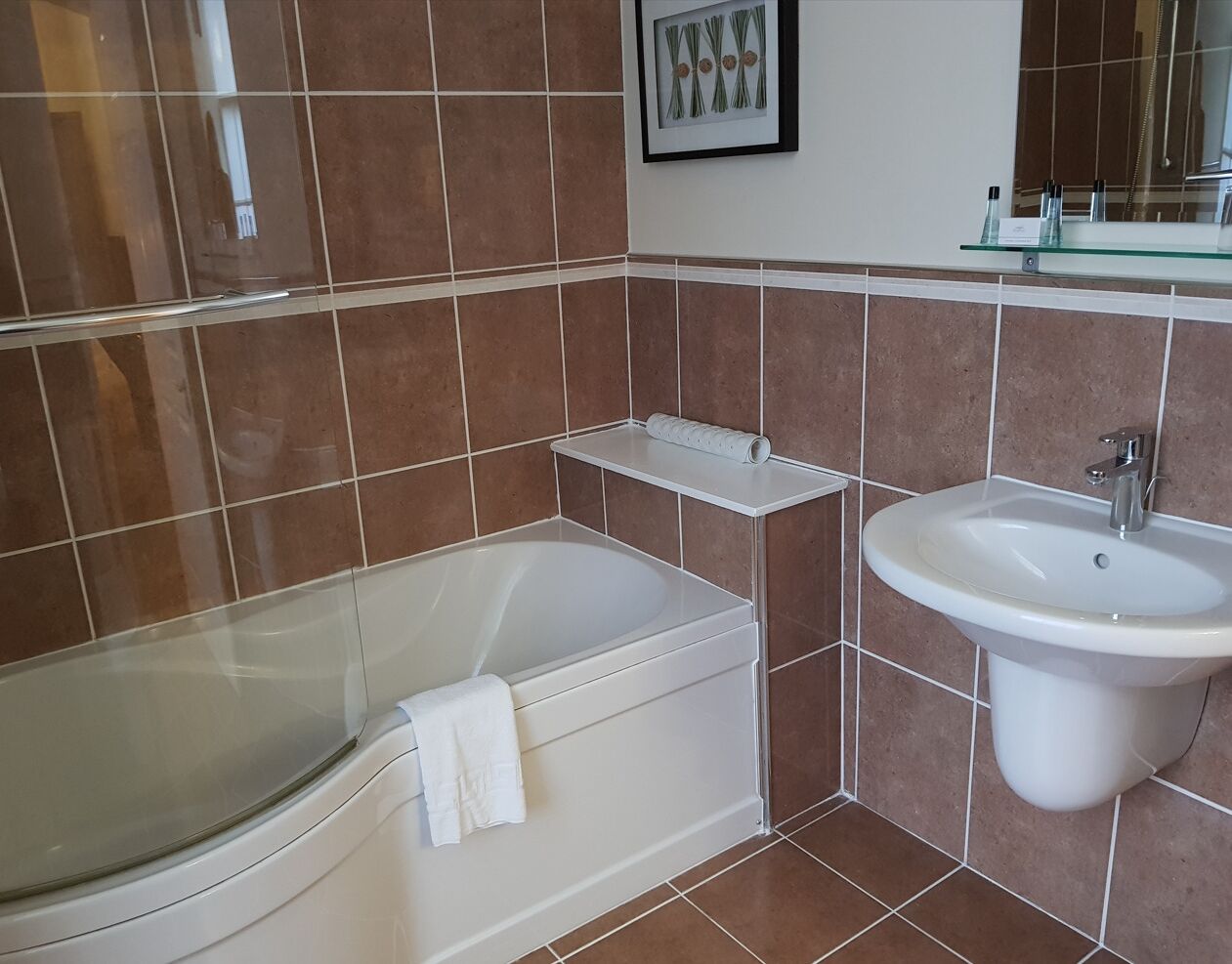 combined shower/bathtub, hair dryer, towels