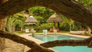 Piscine extérieure, parasols de plage, chaises longues