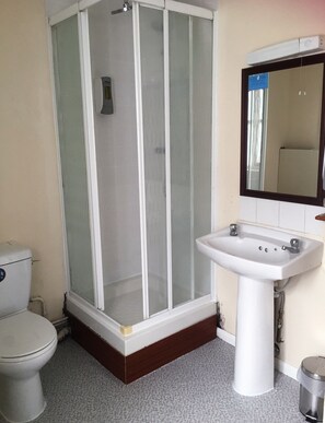 Executive Room, 1 Bedroom | Bathroom | Shower, free toiletries, hair dryer