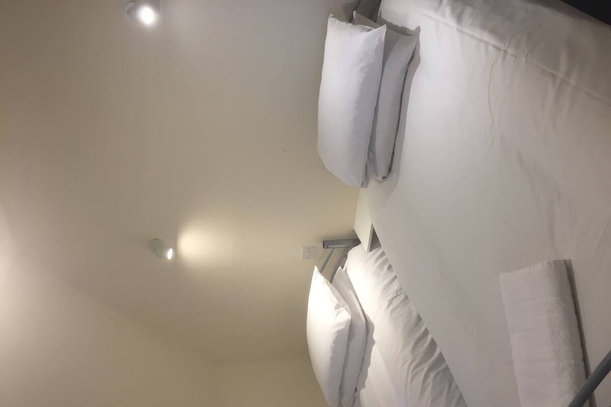 Chambre Standard avec lits jumeaux, salle de bains commune
