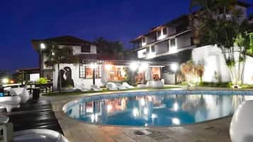 Una piscina al aire libre