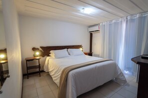 Minibar, caja de seguridad en la habitación y escritorio 