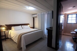 Standard Double Room | Frigobar, cofres nos quartos, escrivaninha, cortinas blackout