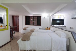 Suite Studio Familiale, 1 chambre | 1 chambre, minibar, coffres-forts dans les chambres, bureau