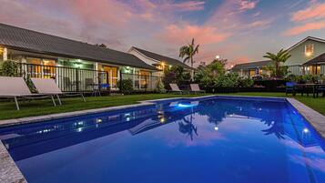 Hồ bơi ngoài trời