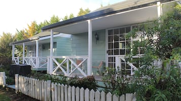 Standard Cottage | Individually decorated, iron/ironing board, free WiFi, bed sheets