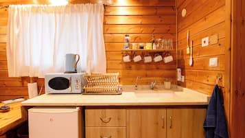 Refrigerador, microondas, cafetera y tetera y tetera eléctrica