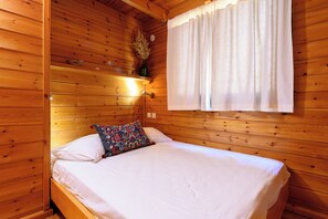 Desk, soundproofing, free cots/infant beds, free WiFi