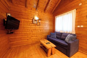 Chalet, 6 Bedrooms, Accessible, Courtyard View | Living area