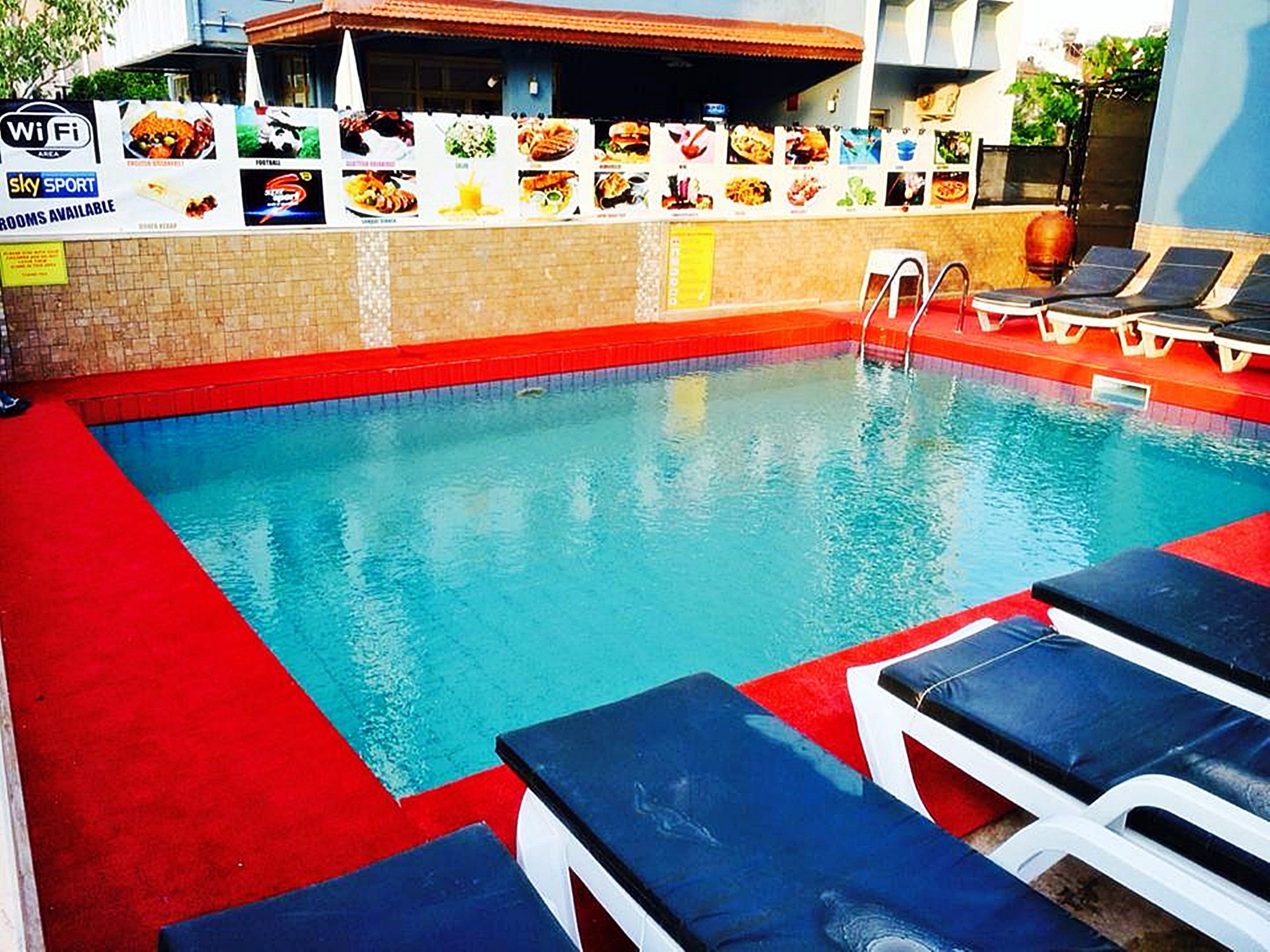 Außenpool (je nach Saison geöffnet), Sonnenschirme, Liegestühle