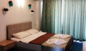 ダブルまたはツインルーム | 高級寝具、デスク、WiFi (無料)、ベッドシーツ