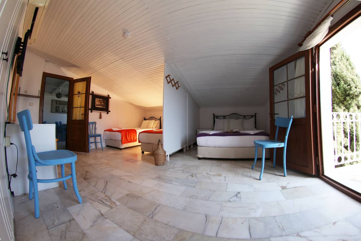 Family Quadruple Room | 1 bedroom, minibar, in-room safe, free WiFi
