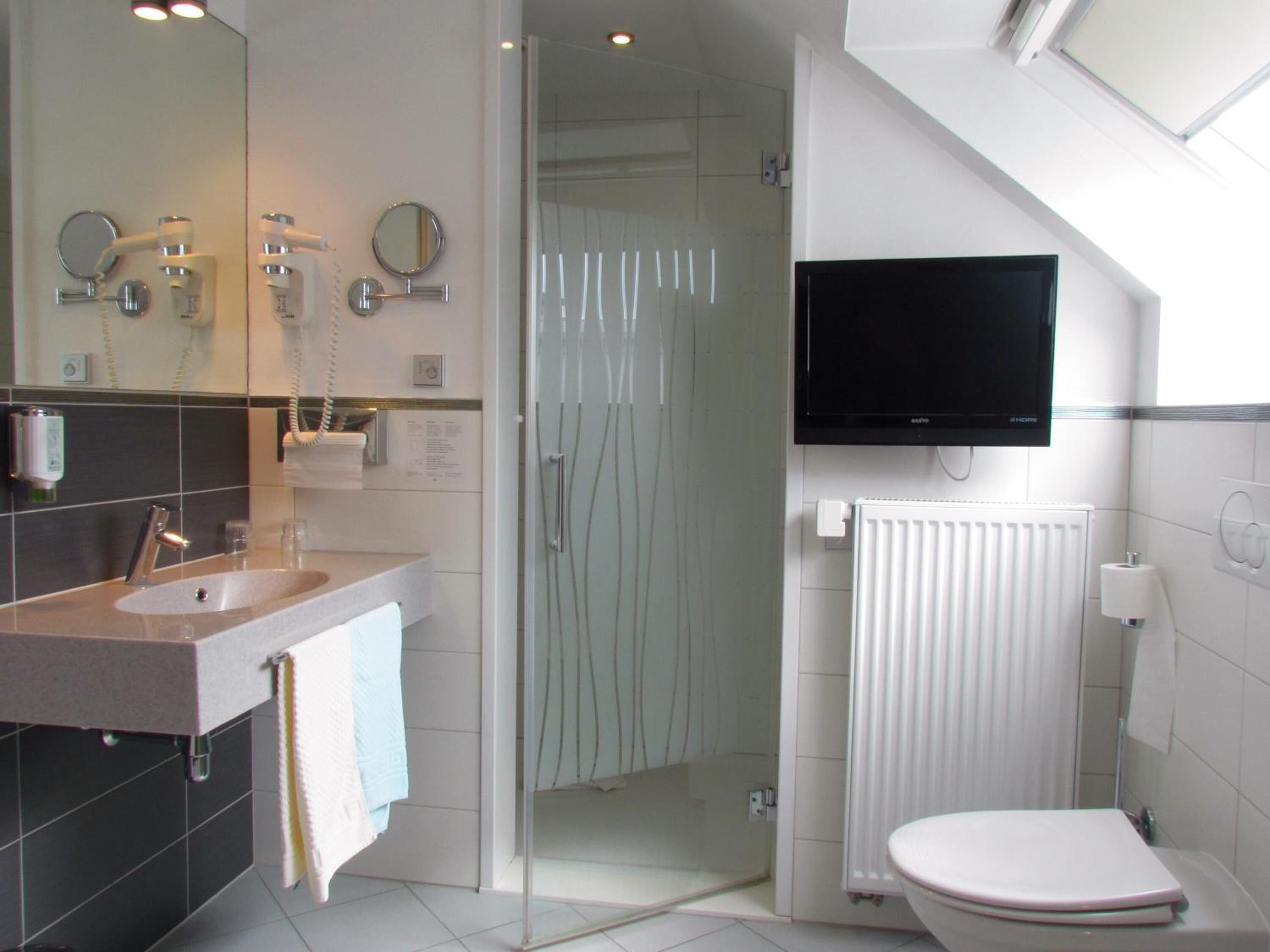 free toiletries, hair dryer