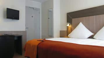 Habitación Confort doble | Caja fuerte, escritorio, cortinas opacas