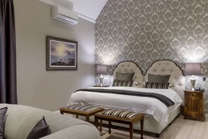 Habitación doble de lujo, 1 habitación, baño en la habitación | Ropa de cama de alta calidad y caja de seguridad en la habitación 