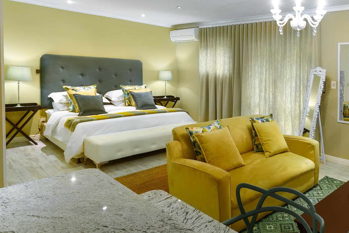 Garden Luxury Orchard (sleep 2) | Premium bedding, in-room safe, individually furnished, rollaway beds