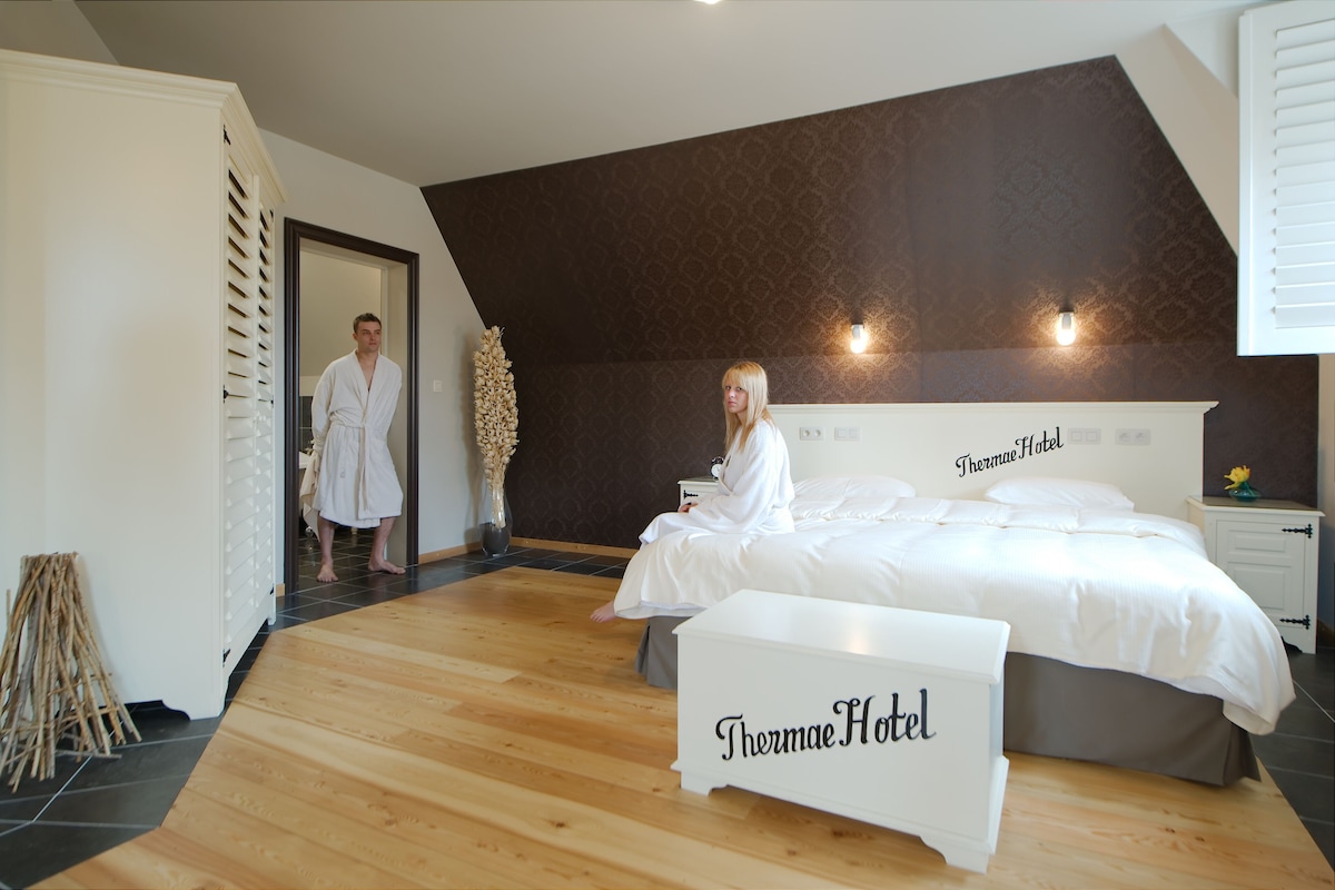 In-room safe, desk, iron/ironing board (on request), WiFi (free)