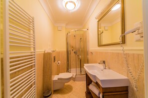 Double or Twin Room | Bathroom | Hair dryer, towels - Garden Boutique Residence (Poznan)
