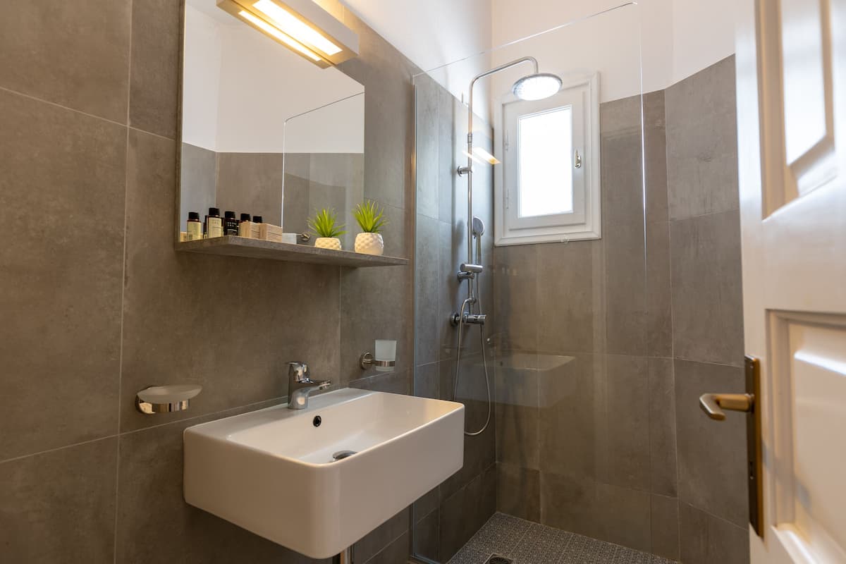 standard triple room, sea view | bathroom | shower, free toiletries, hair dryer, towels