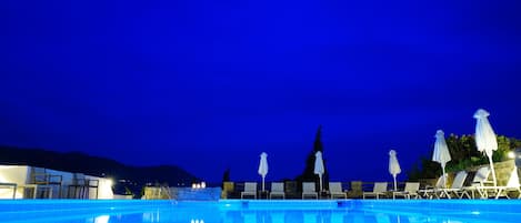 Piscine extérieure, parasols de plage, chaises longues