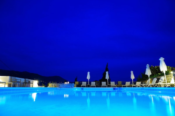 Piscina a l'aire lliure, para-sols i gandules