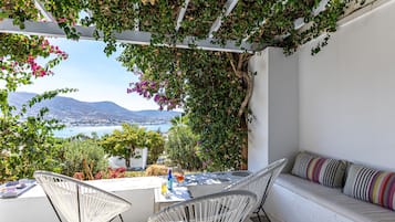 Standard-Dreibettzimmer, Meerblick | Terrasse/Patio