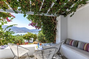 Quarto triplo standard, vista para o mar | Terraço/pátio