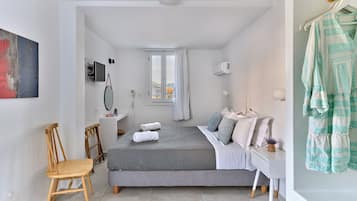 1 غرفة نوم وأغطية فراش متميزة وخزنة داخل الغرفة وبديكورات فريدة لكل غرفة