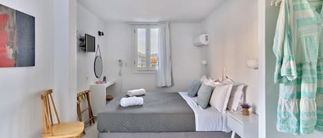 Habitación económica | Ropa de cama de alta calidad y caja de seguridad en la habitación