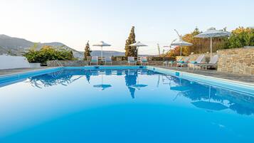 حمّام سباحة خارجي، مظلات على حمّام السباحة، مقاعد للتشمس