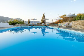 Piscine extérieure, parasols de plage, chaises longues